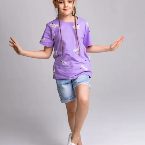 Lilla t-shirt og denimshorts til piger