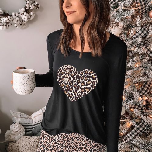 Luipaardprint top met lange mouwen en bijpassende broek met hartjesprint, loungewear en huispak.