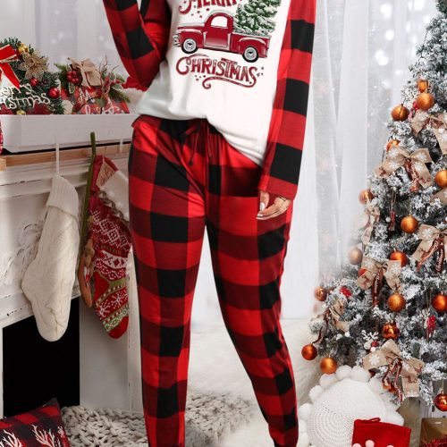 Rode tweedelige loungewear met ruitjesprint en de tekst "MERRY CHRISTMAS"