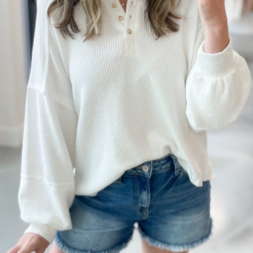 Witte geribbelde blouse met lange mouwen en knoopjes