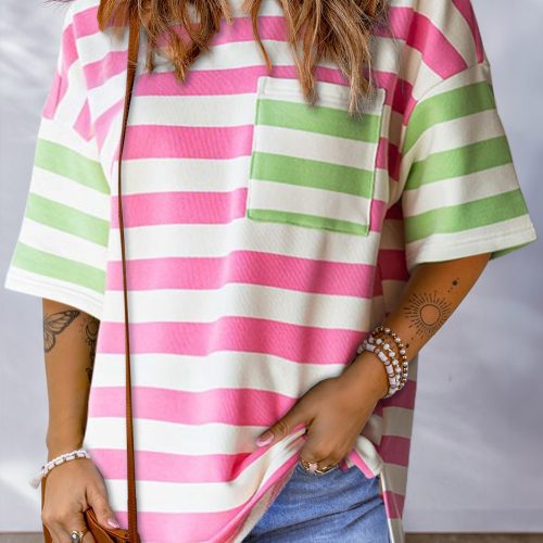 T-shirt met blauwe strepen, contrasterende opgestikte zakken en verlaagde mouwen