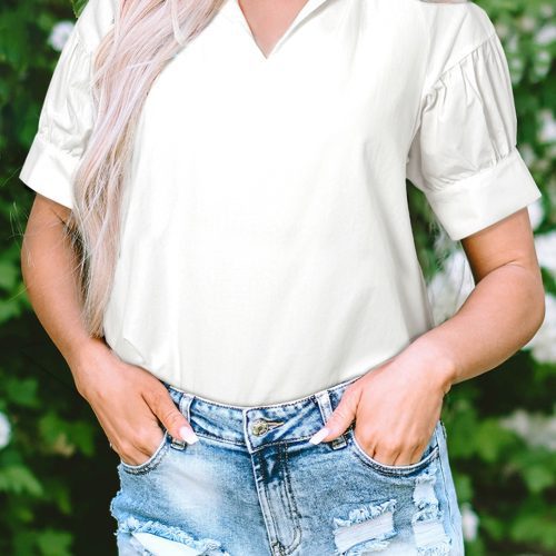 Witte effen blouse met geplooide pofmouwen en V-hals.