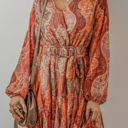 Pomarańczowa sukienka mini w stylu boho z nadrukiem paisley i długim rękawem, plisowana i z paskiem