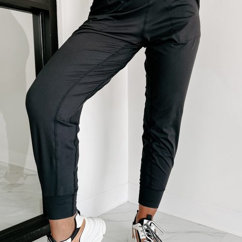 Calça jogger preta com costura aparente, cintura alta e bolsos