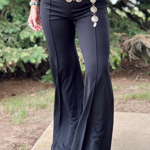 Calça preta de cintura alta com costuras, corte evasê.