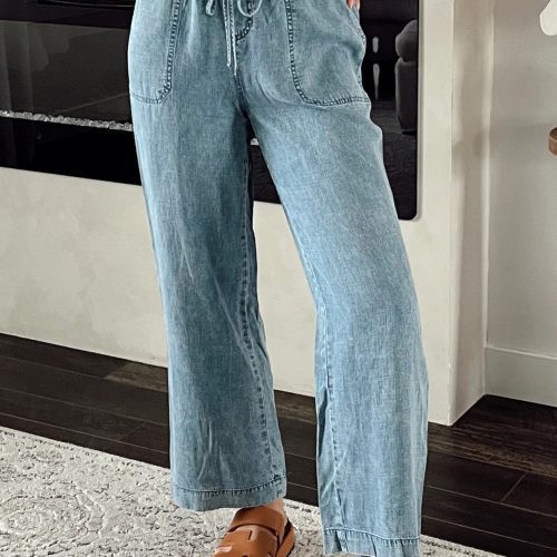 Calça jeans reta e folgada com lavagem mineral Myosotis