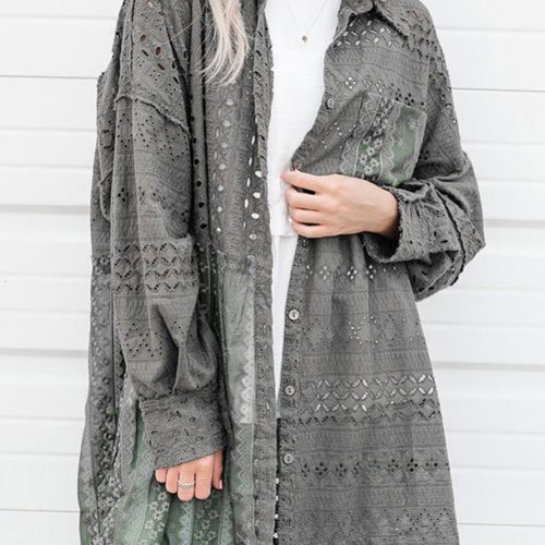 Duffelgroene oversized blouse met oogjespatroon en patchwork, met knoopsluiting.