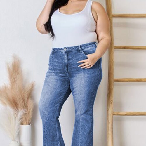 Blauwe plus size jeans met zichtbare naden en hoge taille.