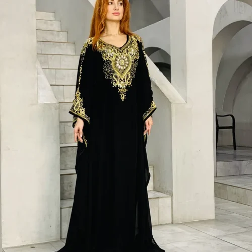 Abito da sera nero con ricami dorati e pietre Fatma fashion