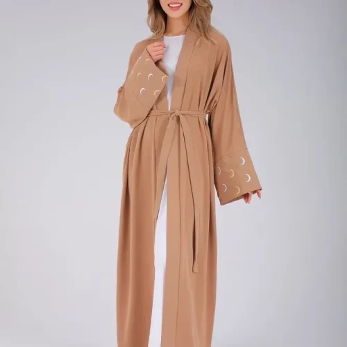 Abito da sogno musulmano in morbida seta beige estiva