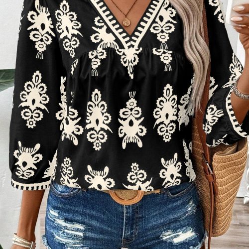 Zwarte boho vintage blouse met geometrische print, 3/4 mouwen en V-hals.