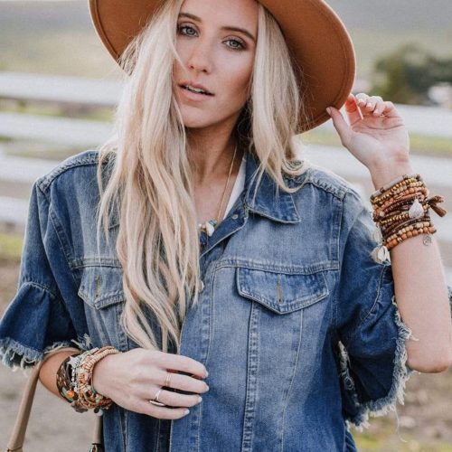 Jaqueta jeans azul de manga curta com babados e barra desfiada
