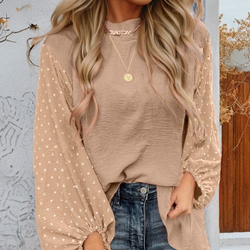 Losse blouse met perkamentkleurige Zwitserse stippen en ballonmouwen