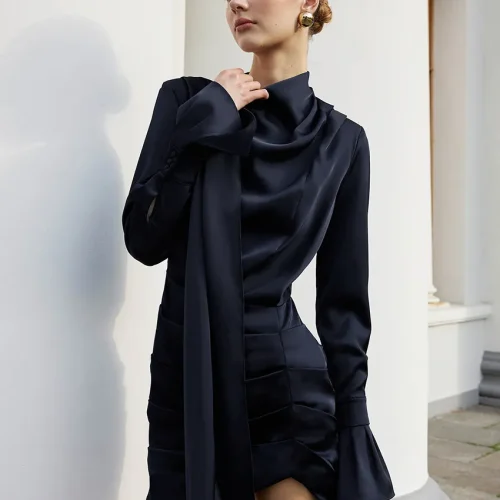 Elegancka granatowa plisowana mini sukienka – sukienka imprezowa z satynowym wyglądem