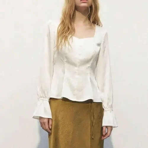Damesblouse van satijn met vierkante halslijn – elegante top met peplum taille en lange mouwen