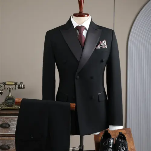 Costum bărbătesc negru cu două rânduri de nasturi, smoking – set formal din satin, croială slim fit, cu rever pestriț