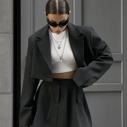 Completo da donna con blazer corto e gonna plissettata – Completo due pezzi