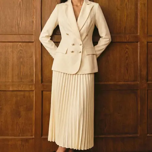 Completo da donna composto da blazer doppiopetto beige e gonna midi plissettata