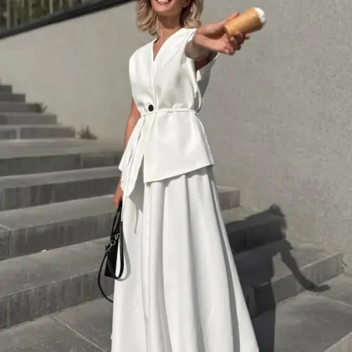 Elegante witte top met riem en A-lijn rok set – tweedelige zomeroutfit voor dames