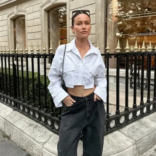 Korte witte katoenen blouse voor dames – moderne minimalistische blouse met lange mouwen