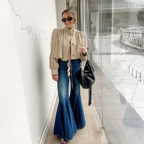 Giacca trench corta da donna color kaki con maniche a sbuffo e collo alto plissettato.