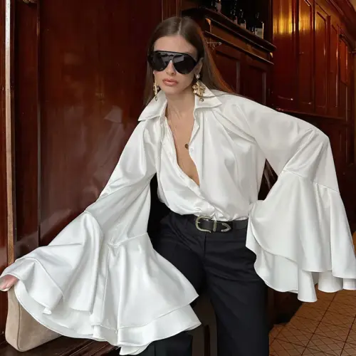Franse vintage satijnen witte blouse met dramatisch uitlopende mouwen
