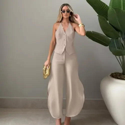 Completo due pezzi da donna color kaki composto da canotta con scollo all'americana e pantaloni a gamba larga – Elegante outfit estivo da donna