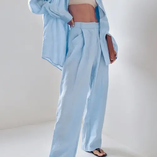 Completo da donna in cotone e lino composto da due pezzi: camicia comoda e pantaloni a gamba larga.