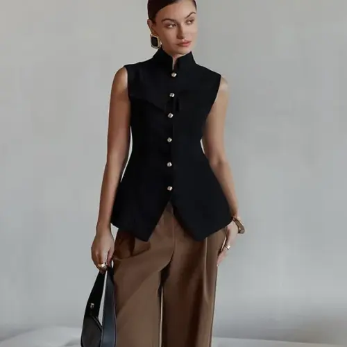 Gilet nero senza maniche su misura da donna, elegante con bottoni sul davanti