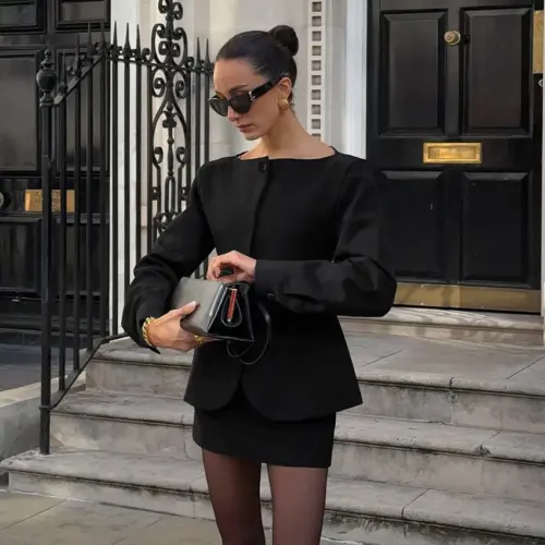 Completo elegante da donna composto da blazer nero sartoriale e minigonna – Due pezzi