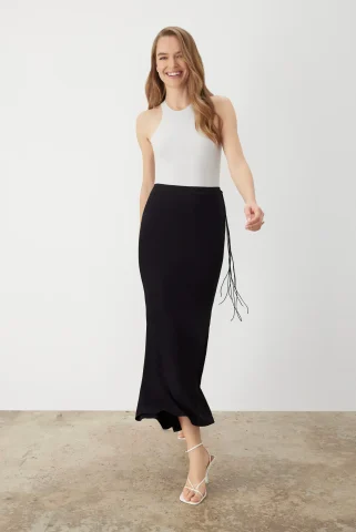 GSTQ0520_SIZEXSMODEL_SIZE9SHOE_ZOSIA_SATINTULIPSKIRT_SS23_BLACKBEAUTY_OM_Front