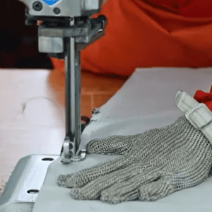 porter des gants de fer